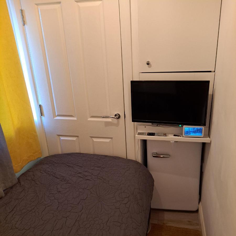 Guest house Lovely And Modern Groundfloor 1 Single Bedroom With Netflix, Tea/coffee/biscuits