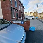 Lovely And Modern Groundfloor 1 Single Bedroom Condo With Netflix, Tea/Coffee/Biscuits